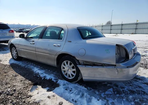 2007 Lincoln Town Car Signature Limited z USA, uszkodzony, nr VIN 1LNHM82V77Y618177